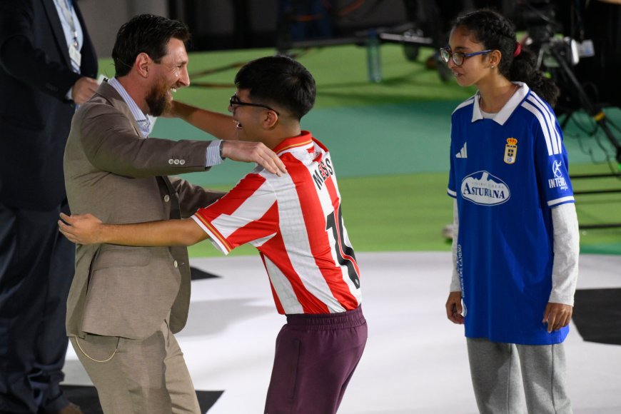 Messi, a los niños asturianos: “La regla 10 del fútbol: Disfrutad”
