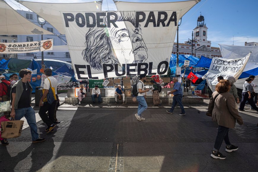 Los acampados de Sol se debaten entre resistir o levantar las tiendas para organizar la huelga general y buscan un “cierre memorable”