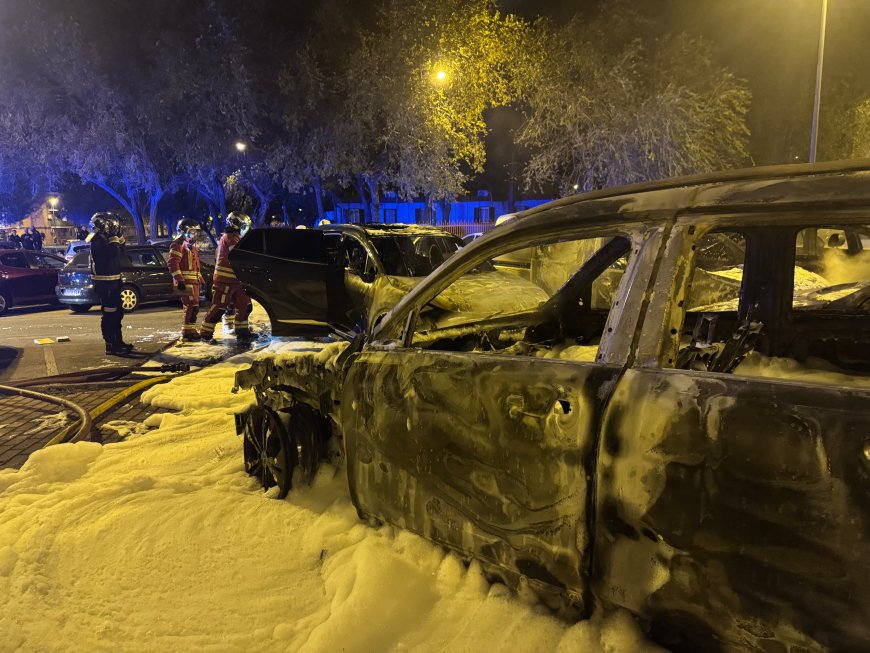Cinco coches calcinados de madrugada en un incendio en un aparcamiento en Leganés