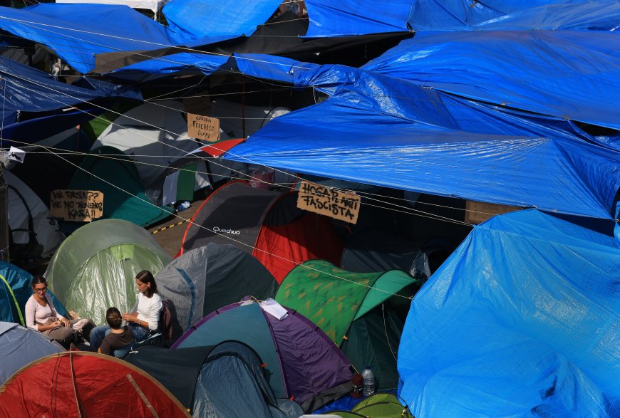 El Ayuntamiento planea pasar los gastos de limpieza y desperfectos a los acampados de Sol: “Que no cueste un euro a los madrileños”