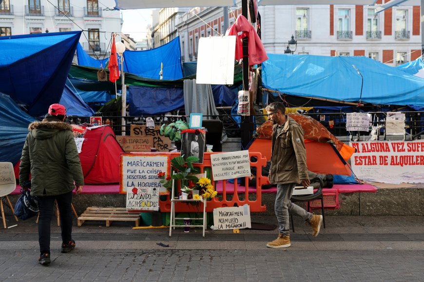 La Delegación del Gobierno transmite a los acampados de Sol que “podría resultar legítimo ponerle fin” a la concentración