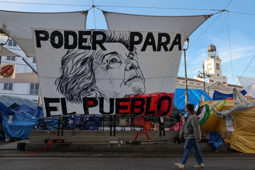La mayoría de las comisiones de los acampados en Sol se retira de la plaza para impulsar un movimiento social en los barrios