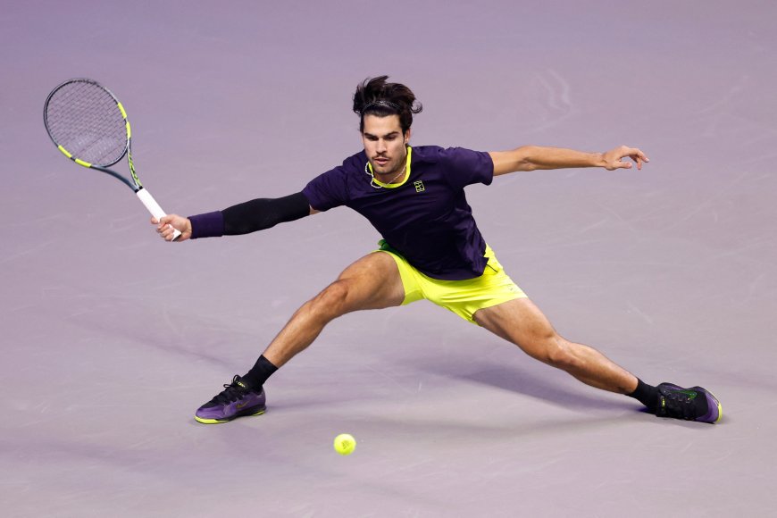 Alcaraz se expande ante Medvedev y alcanza la final de Viena