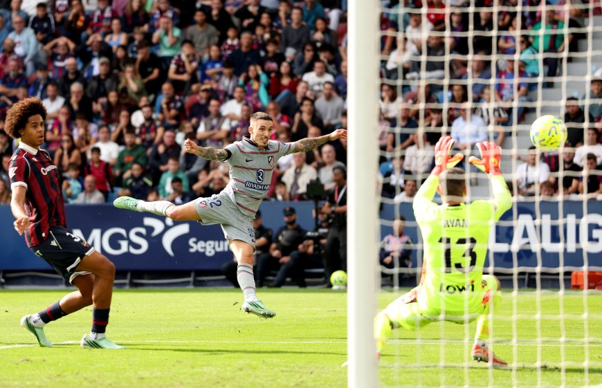 El cañón de Grimaldo, la seda de Baena y la velocidad de Giuliano derrotan al Levante y disparan a un gran Atlético